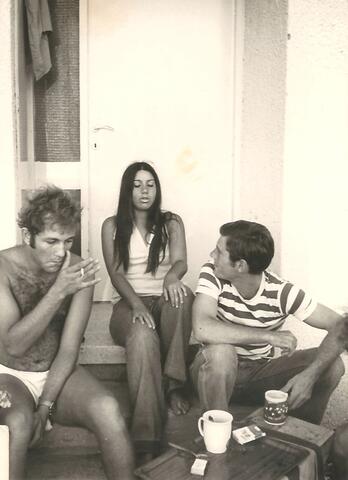 ליד הבית 1974